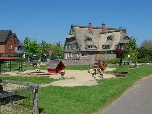 Der Spielplatz vor dem Deichschlösschen in Dorum Neufeld